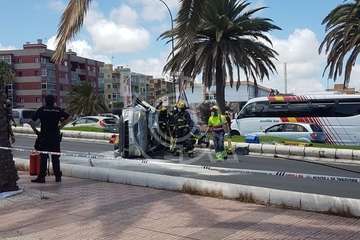 Aparatoso vuelco lateral de un vehículo en la Avenida del Cabildo de Telde/TA.